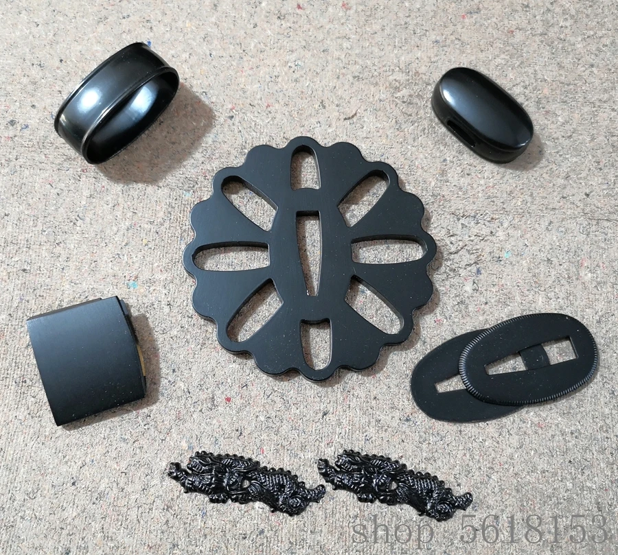 Хиго Железный цветок tsuba fuchi menuki Seppa Habaki для японского меча Катаны
Хиго Железный цветок tsuba fuchi menuki Seppa Habaki для японского меча Катаны