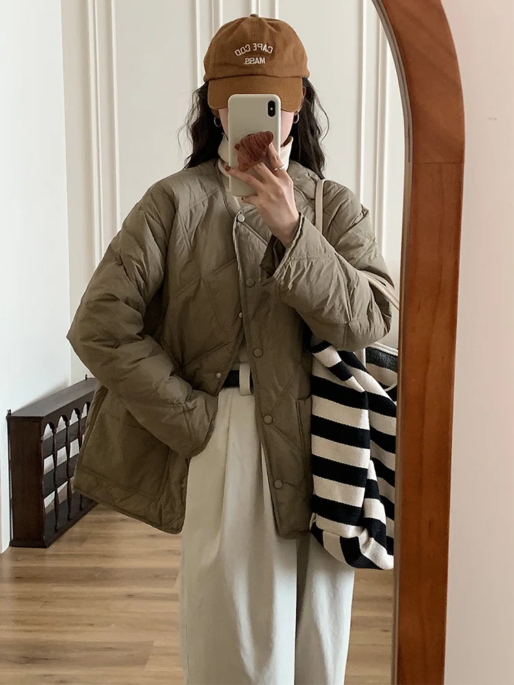 2023 New round Neck down Jacket Women's Thin Lightweight Short Type Rhombic Loose White Duck down Warm High Quality Coat Winter
2023 New round Neck down Jacket Women's Thin Lightweight Short Type Rhombic Loose White Duck down Warm High Quality Coat Winter