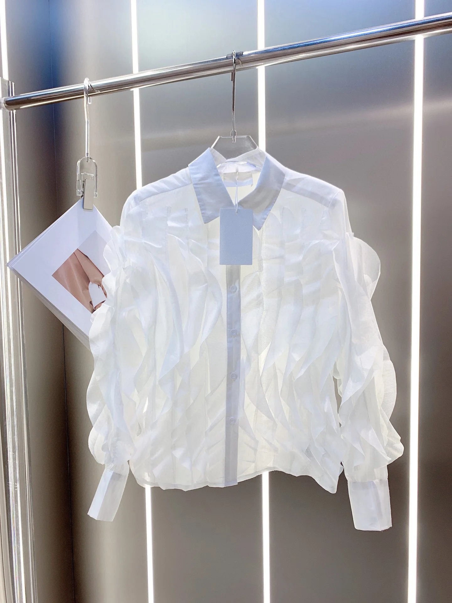 Early autumn new style, chest flowing silk shirt, selected 100% silk, hide meat and lean everything
Early autumn new style, chest flowing silk shirt, selected 100% silk, hide meat and lean everything