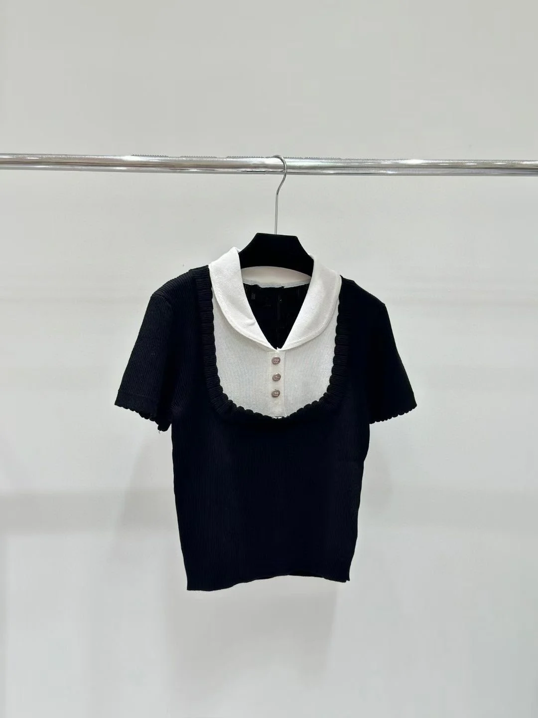 New age reduction contrast color letter embroidered doll collar sweater high quality luxury niche designer brand old money style
New age reduction contrast color letter embroidered doll collar sweater high quality luxury niche designer brand old money style