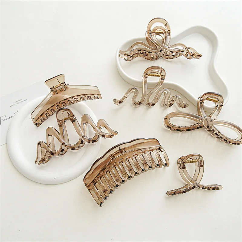 Ladies style curly hair shark clip minimalist hair accessories large coffee color transparent hair clip high-end headwear
Ladies style curly hair shark clip minimalist hair accessories large coffee color transparent hair clip high-end headwear