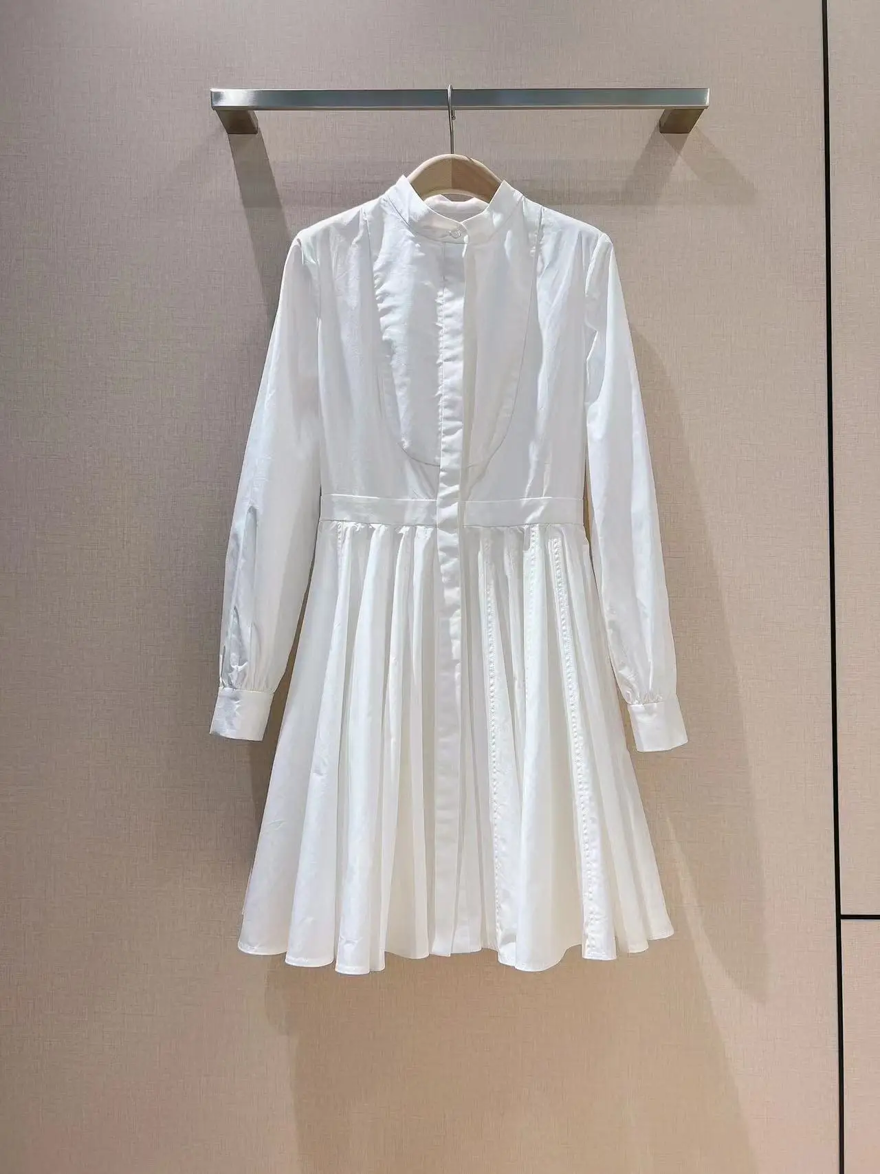 Fyion High Quality 2023 Summer Women Fashion Runway Office Mini Dress Sexy Long Sleeves White Pleated Dresses
Fyion High Quality 2023 Summer Women Fashion Runway Office Mini Dress Sexy Long Sleeves White Pleated Dresses
