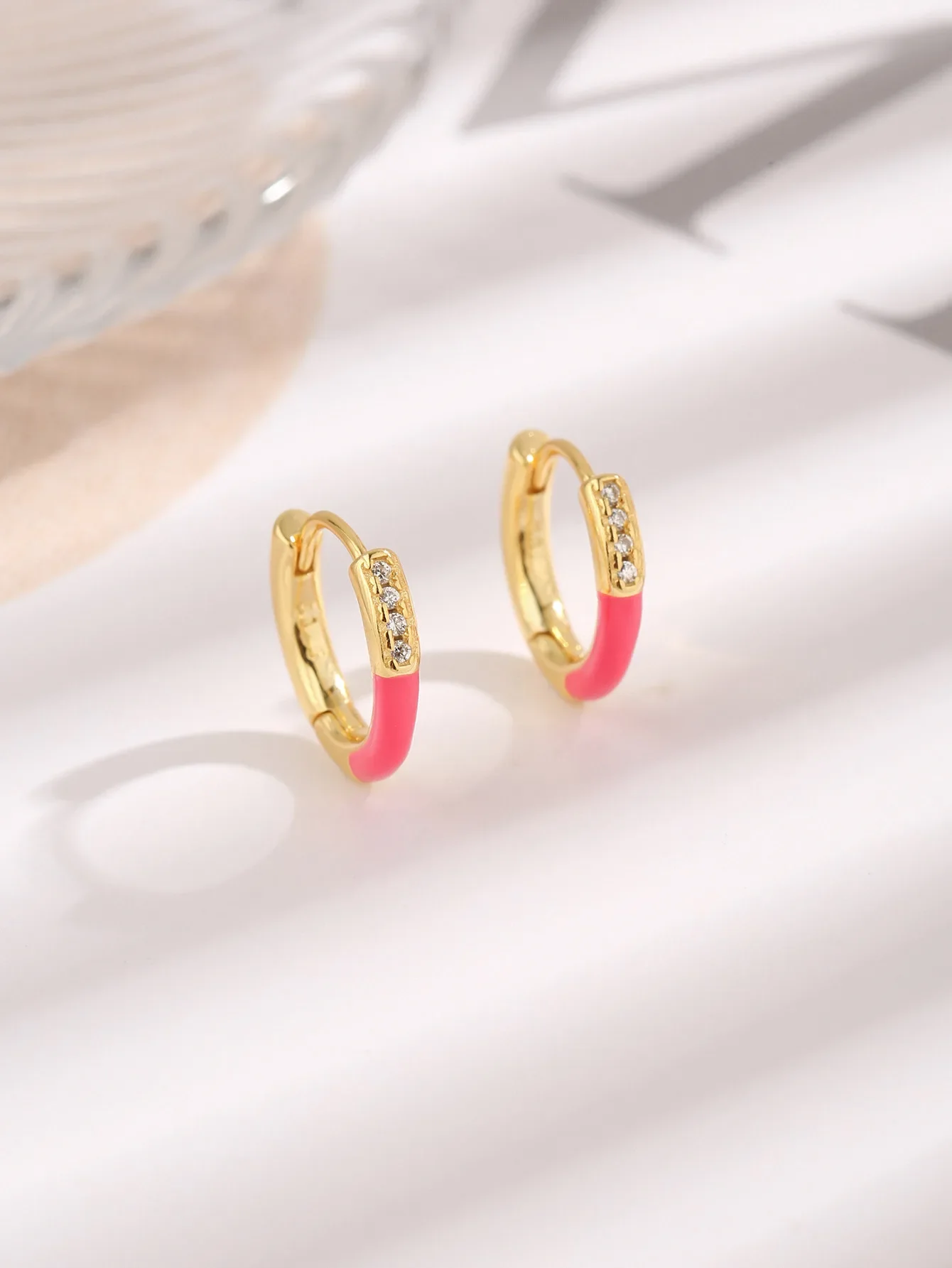 Серьги-гвоздики из серебра 100% пробы с красным капельным клеем, простой и милый стиль для свидания или повседневной носки
Серьги-гвоздики из серебра 100% пробы с красным капельным клеем, простой и милый стиль для свидания или повседневной носки