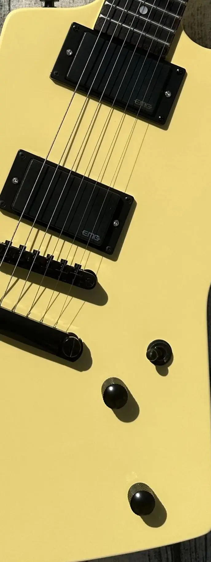 Irregular electric guitar, made of imported wood, Creamy yellow pearl inlaid fingerboard, EMG active pickup, white light, in sto 
Irregular electric guitar, made of imported wood, Creamy yellow pearl inlaid fingerboard, EMG active pickup, white light, in sto