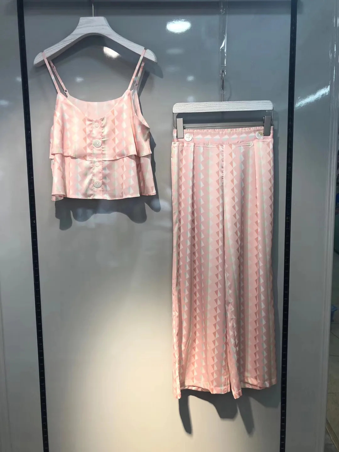 

Женский летний пижамный комплект, розовая шелковая пижама на бретельках с воланом и длинными ножками, одежда для сна с уникальным дизайном, проветриваемая Ночная одежда