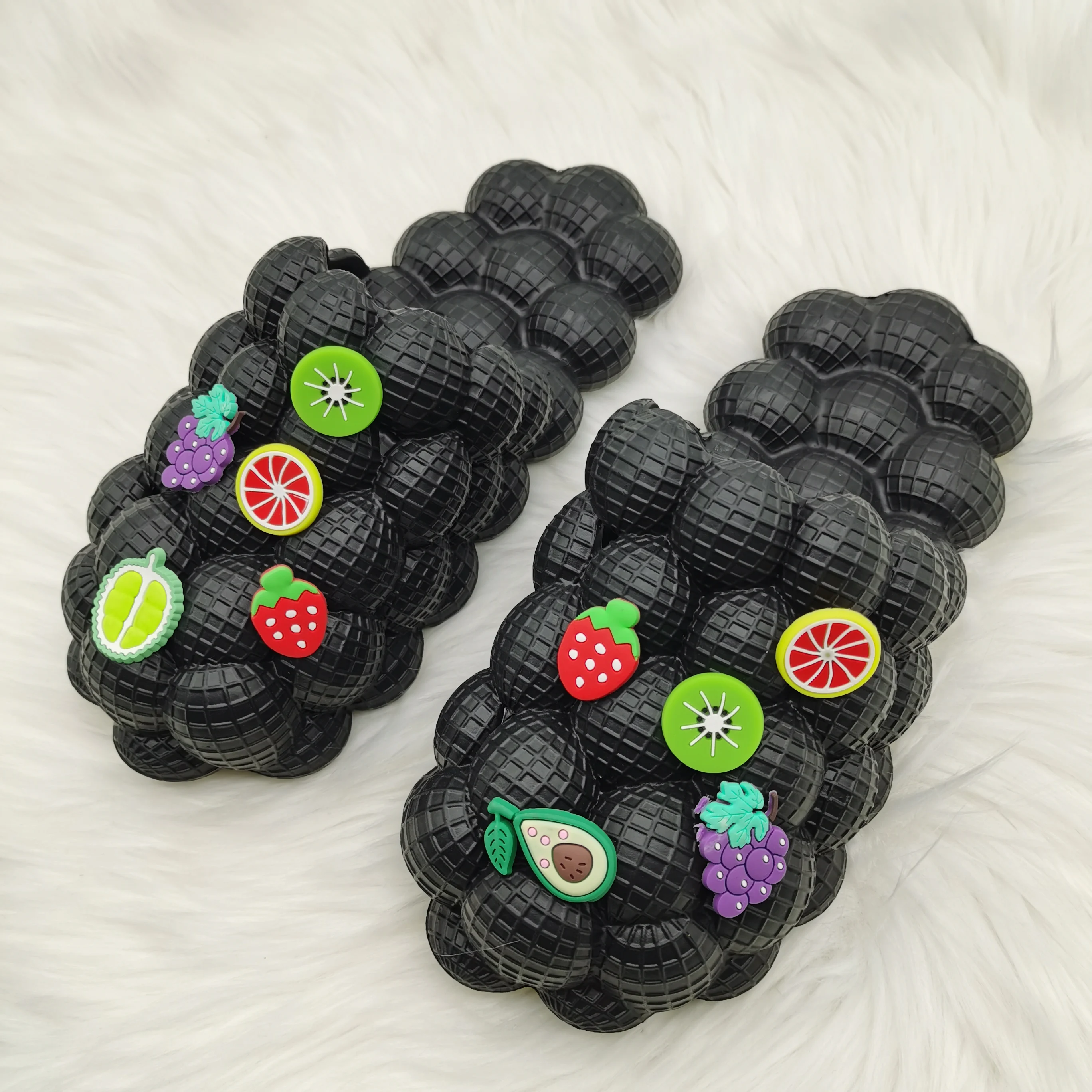 Женские летние креативные удобные тапки-пузыри с 10 шт. шармами, забавные пляжные Пузырьковые сандалии, женские уличные милые массажные тапочки
Женские летние креативные удобные тапки-пузыри с 10 шт. шармами, забавные пляжные Пузырьковые сандалии, женские уличные милые массажные тапочки