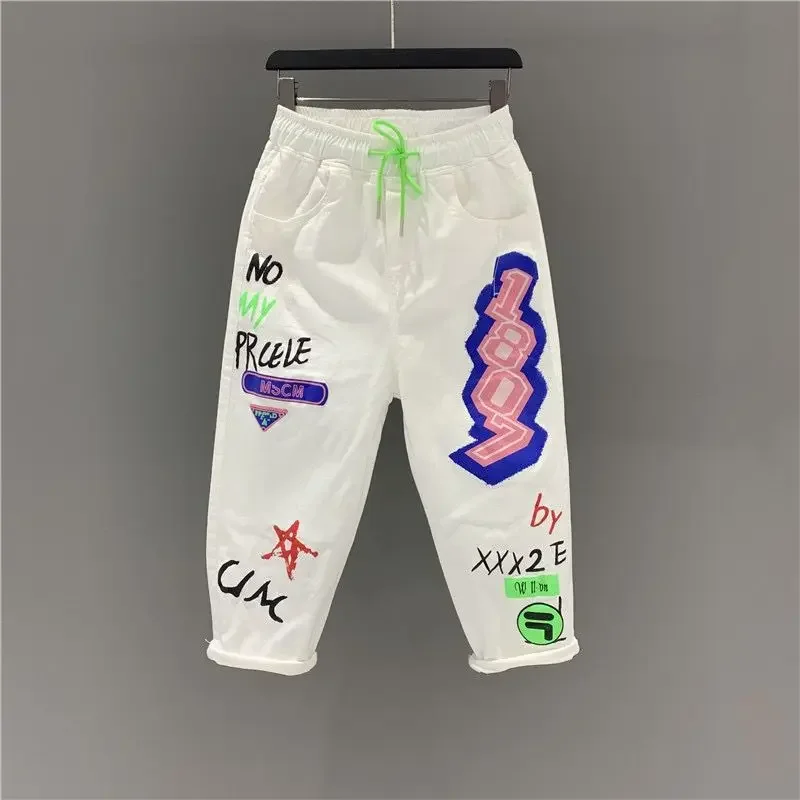 Джинсы женские с принтом граффити, повседневные штаны белого цвета, тонкие брюки большого размера в течение девяти минут, штаны в стиле Харун, на лето
Джинсы женские с принтом граффити, повседневные штаны белого цвета, тонкие брюки большого размера в течение девяти минут, штаны в стиле Харун, на лето