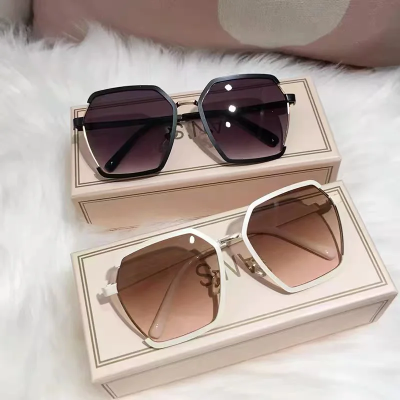 Hot Sunglasses Female Metal Large Frame Glasses Korean Version of Advanced Color Gradient Anti-UV Sunglasses
Hot Sunglasses Female Metal Large Frame Glasses Korean Version of Advanced Color Gradient Anti-UV Sunglasses