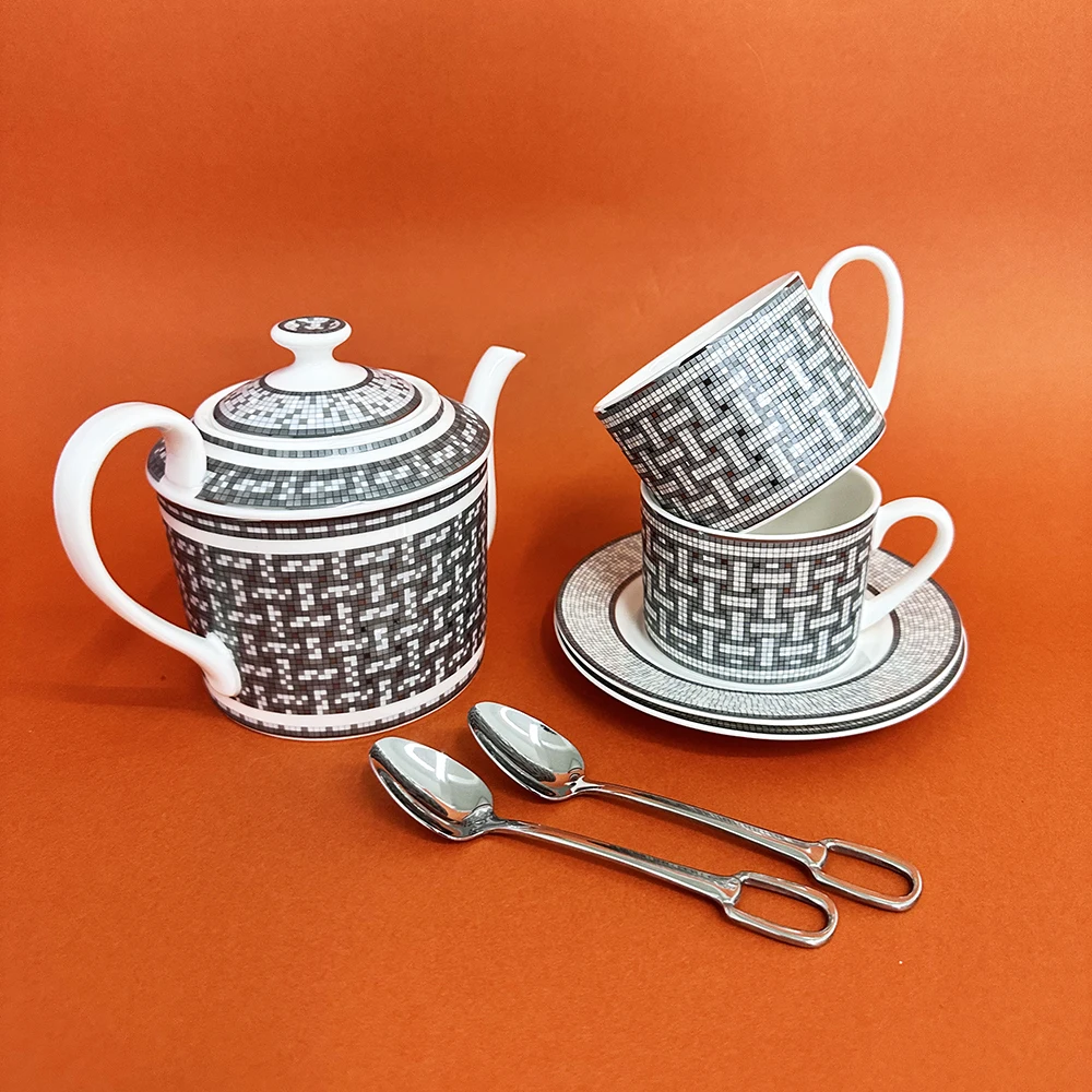 Light Luxury Sliver Coffee Tea Pot Water Pot Set Tea Milk Cups Coffee Ceramic Cup Saucer Home Drinkware Novelty Gift for Friend
Light Luxury Sliver Coffee Tea Pot Water Pot Set Tea Milk Cups Coffee Ceramic Cup Saucer Home Drinkware Novelty Gift for Friend