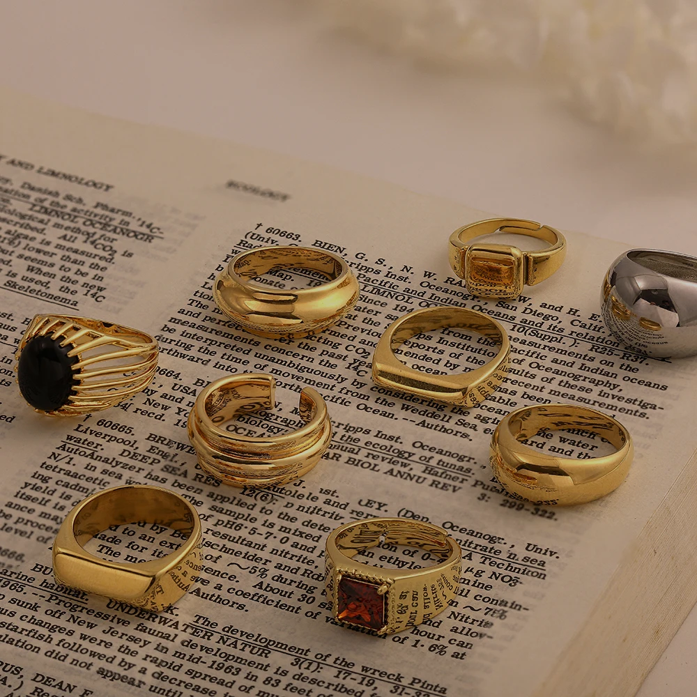 Минималистичные золотые геометрические объемные текстурированные кольца для