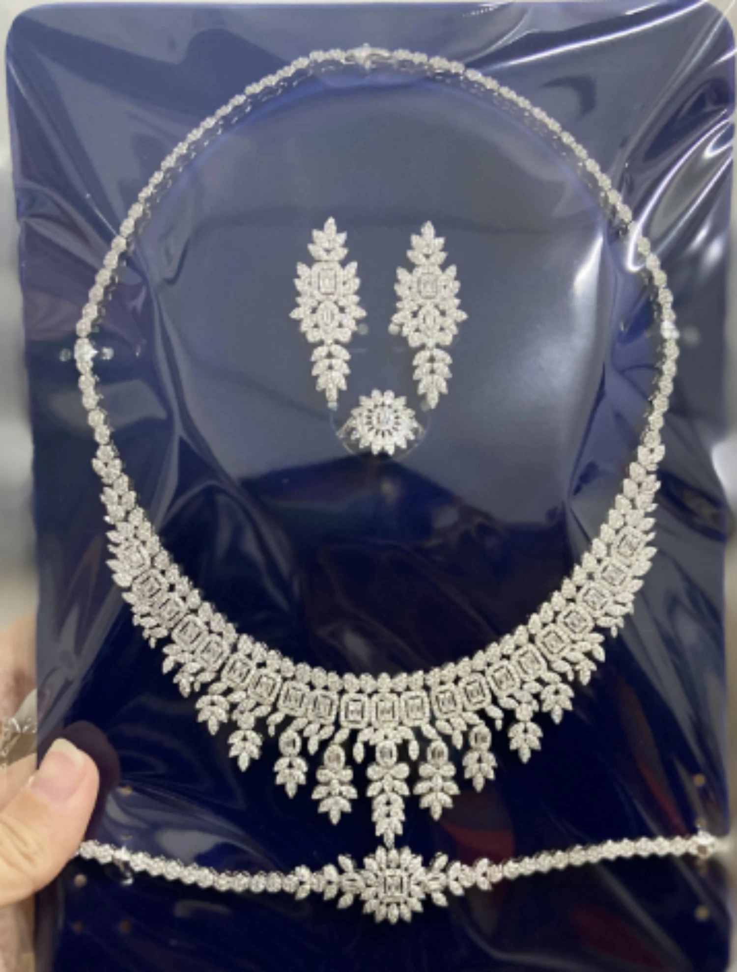 2024 Popular 4-piece Bridal Zirconia Full Set Women's Party Jewelry, Luxury Dubai Nigeria CZ Luxury Crystal Wedding Necklace Set
2024 Popular 4-piece Bridal Zirconia Full Set Women's Party Jewelry, Luxury Dubai Nigeria CZ Luxury Crystal Wedding Necklace Set