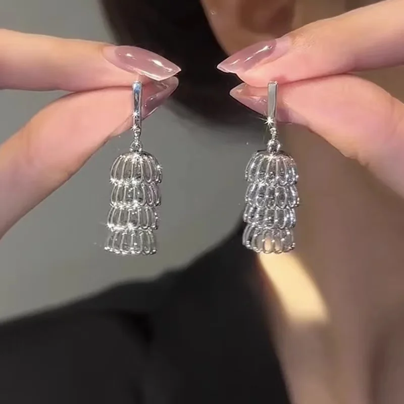 Cage Moon Crowd Design Earrings, Flower Hollow, Flexible Earrings, and Metal Advanced Sense
Cage Moon Crowd Design Earrings, Flower Hollow, Flexible Earrings, and Metal Advanced Sense