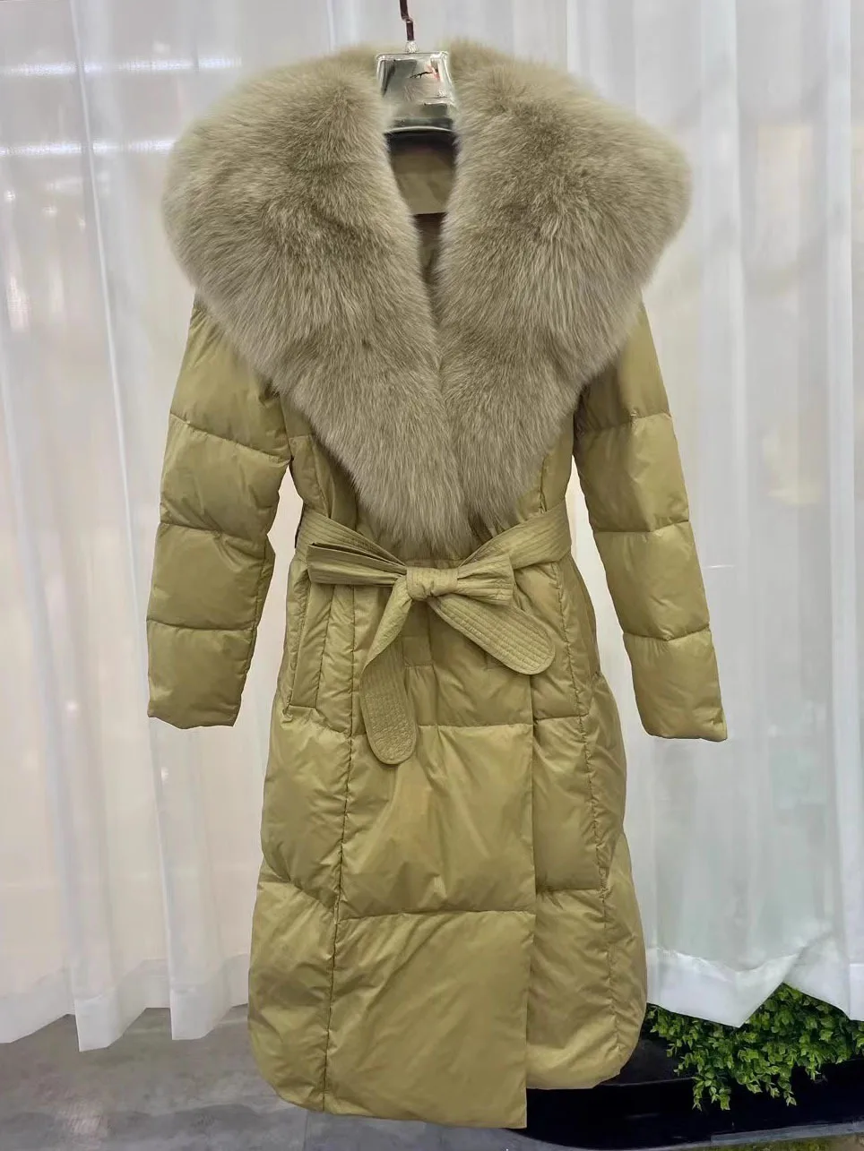 2023 Hot Sales New White Goose Down Winter Coats Women's Fashion High-end Long Slim Real Fox Fur Collar Warm Coat Down Jacket
2023 Hot Sales New White Goose Down Winter Coats Women's Fashion High-end Long Slim Real Fox Fur Collar Warm Coat Down Jacket