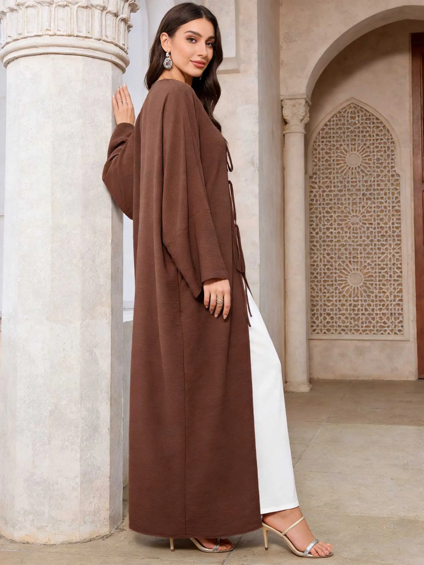 عباءة أنيقة بلون بني داكن بياقة على شكل V وربطة أمامية، فضفاضة مع أكمام انسيابية، قفطان مغربي للنساء المسلمات، جلابية رمضانية عباءة أنيقة بلون بني داكن بياقة على شكل V وربطة أمامية، فضفاضة مع أكمام انسيابية، قفطان مغربي للنساء المسلمات، جلابية رمضانية