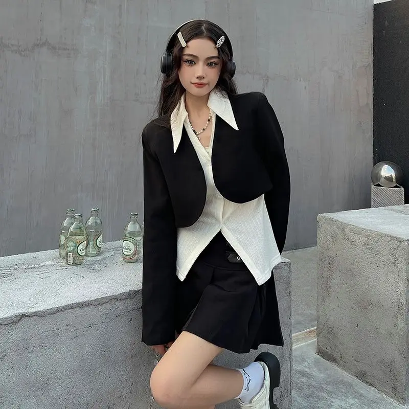 Новая коллекция весенне-осенней коллекции UNXX 2024 года, блейзер с длинным рукавом и пупком в форме росы + однотонная короткая плиссированная юбка, комплект из двух предметов 
Новая коллекция весенне-осенней коллекции UNXX 2024 года, блейзер с длинным рукавом и пупком в форме росы + однотонная короткая плиссированная юбка, комплект из двух предметов