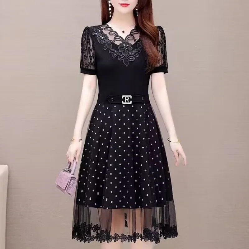 

Summer Women's 2024 Pullover V-neck New Fashion Splicing Lace Hollow Out Fashionable Waist Slim Mid Length Short Sleeved Dress