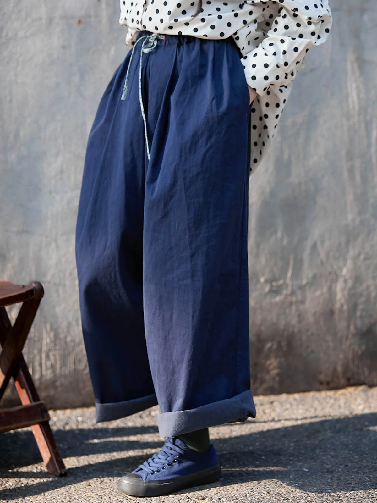 Literary and casual cotton and linen women's autumn style blue woven fabric elastic waist loose work clothes wide leg pants
Literary and casual cotton and linen women's autumn style blue woven fabric elastic waist loose work clothes wide leg pants