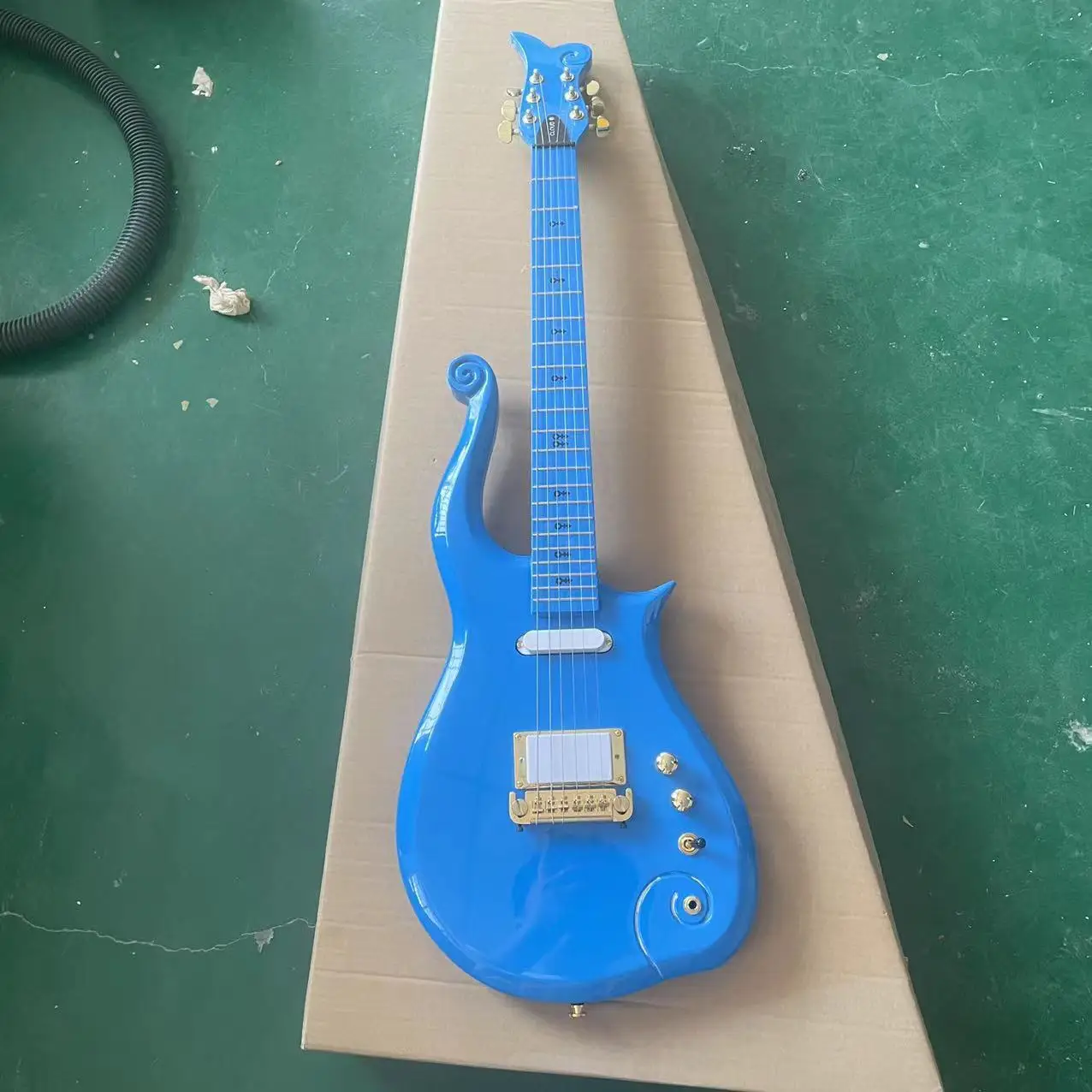 Wang Ziyun 6-string split electric guitar, blue body, maple neck, rosewood fingerboard, closed pickup, inverted string plate, ch
Wang Ziyun 6-string split electric guitar, blue body, maple neck, rosewood fingerboard, closed pickup, inverted string plate, ch