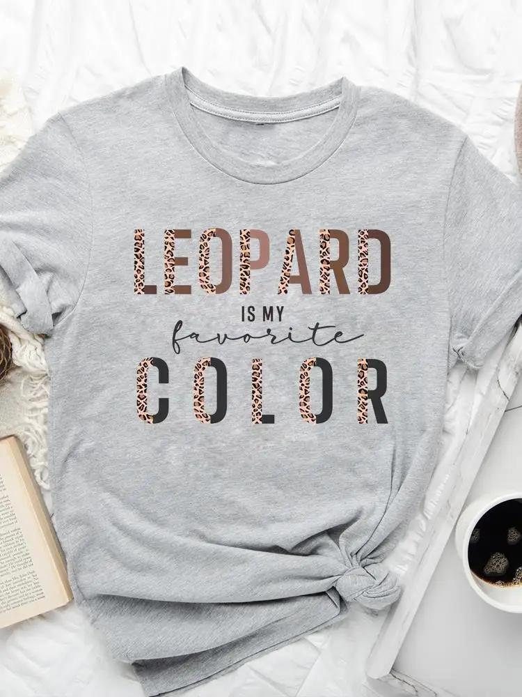 Футболка женская с коротким рукавом, стильная модная рубашка с принтом леопардовых букв, в стиле 90-х, летняя с графическим принтом
Футболка женская с коротким рукавом, стильная модная рубашка с принтом леопардовых букв, в стиле 90-х, летняя с графическим принтом