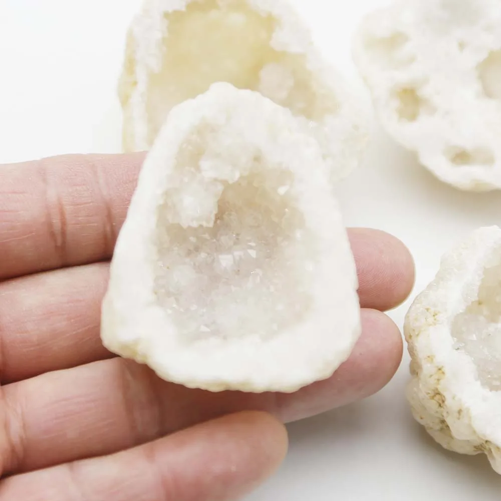 

Natural White Crystal Cave Treasure Basin Complete Hollow Agate Raw Stone Decorative Small Ornaments Mineral Specimen Pairs Bare