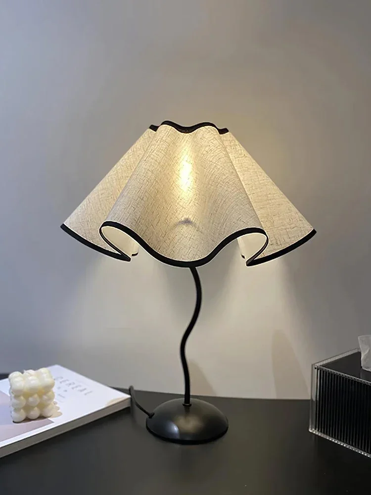 Creative flower table lamp Chinese hotel B&B living room study retro fabric 2023 new bedroom bedside lamps
Creative flower table lamp Chinese hotel B&B living room study retro fabric 2023 new bedroom bedside lamps