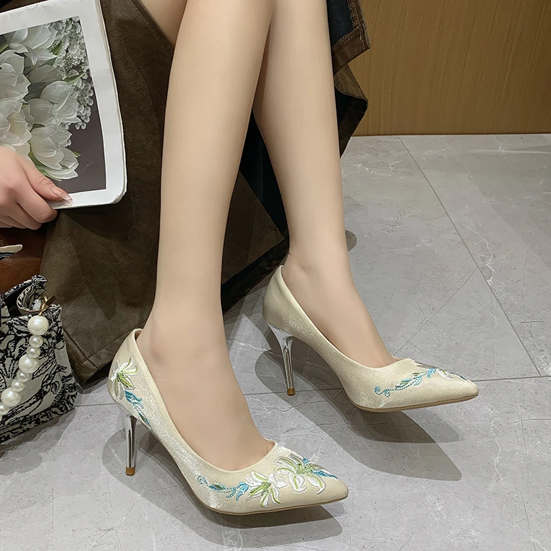 2024Women Pumps Spring Autumn Embroidery High Heels Shoes Women Sexy Pointed Toe Stiletto Heeled Party Wedding Shoes
2024Women Pumps Spring Autumn Embroidery High Heels Shoes Women Sexy Pointed Toe Stiletto Heeled Party Wedding Shoes