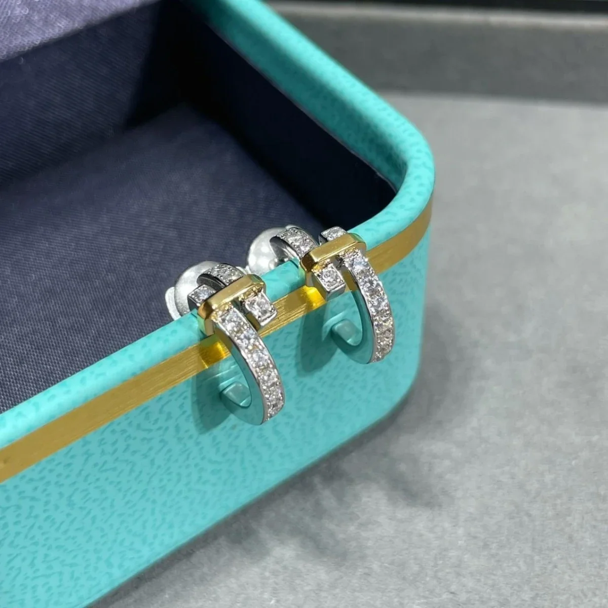 ZY New 925 Sterling Silver Inlaid Zircon C-shaped Double Color Cross Earrings Fashion Brand Women's Banquet Luxury Jewelry
ZY New 925 Sterling Silver Inlaid Zircon C-shaped Double Color Cross Earrings Fashion Brand Women's Banquet Luxury Jewelry