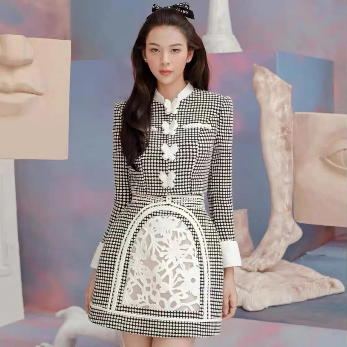 Runway Women Black White Plaid 2 Piece Set Autumn Winter Tweed Butterfly Button Short Coat + Embroidery Lace A Line Skirt Suits
Runway Women Black White Plaid 2 Piece Set Autumn Winter Tweed Butterfly Button Short Coat + Embroidery Lace A Line Skirt Suits