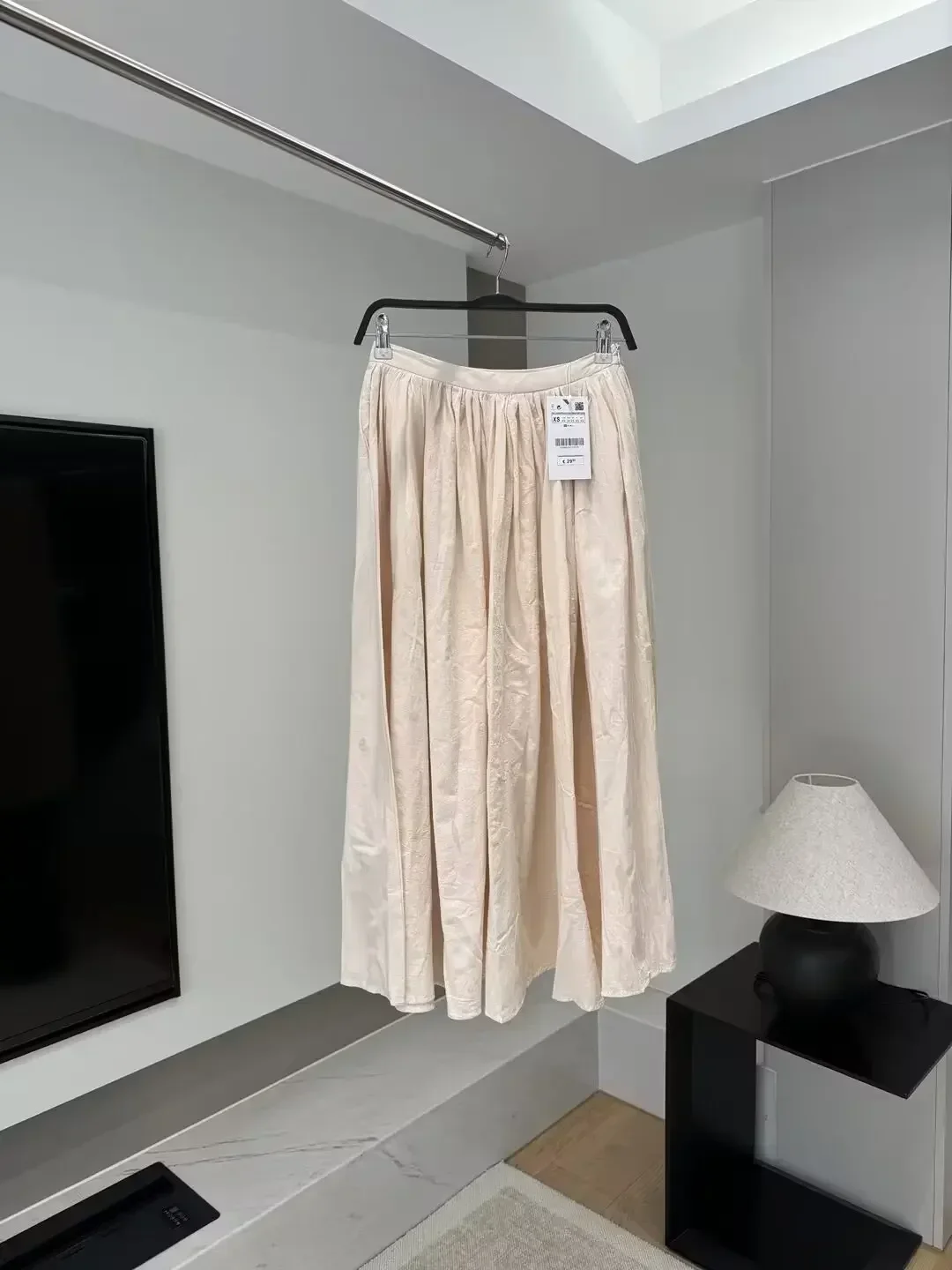 Women's clothing 2024 spring new fashionable drape design loose pleated skirt retro high waisted side pocket women's skirt Mujer 
Women's clothing 2024 spring new fashionable drape design loose pleated skirt retro high waisted side pocket women's skirt Mujer