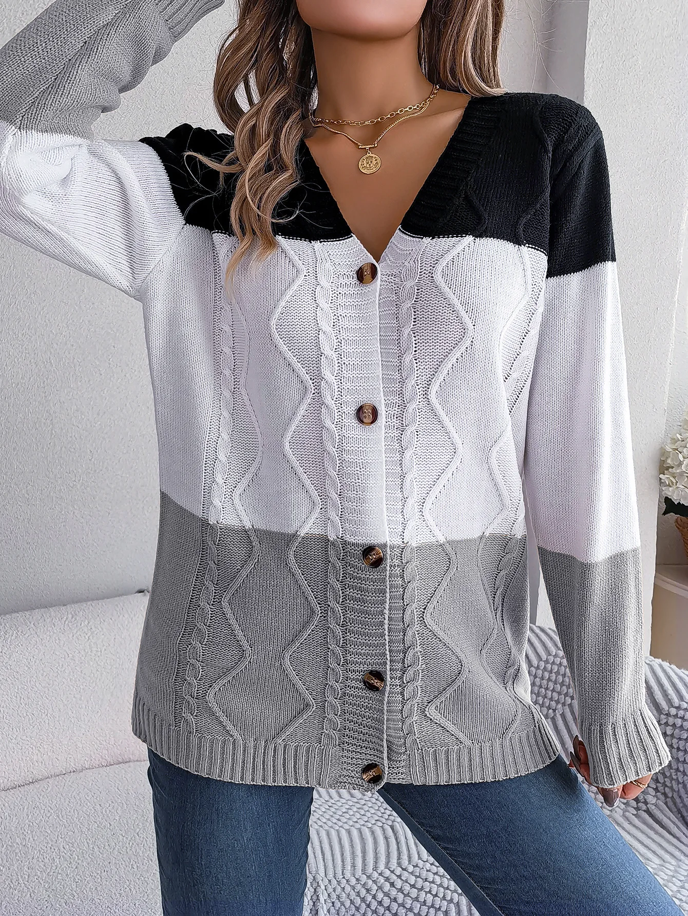 2023Hot cardigan,INS style autumn and winter casual contrast button long sleeved sweater cardigan jacket women's clothing 
2023Hot cardigan,INS style autumn and winter casual contrast button long sleeved sweater cardigan jacket women's clothing