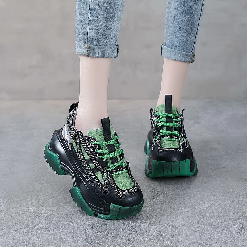 Женская кожаная спортивная обувь на толстой подошве со шнуровкой 
Женская кожаная спортивная обувь на толстой подошве со шнуровкой