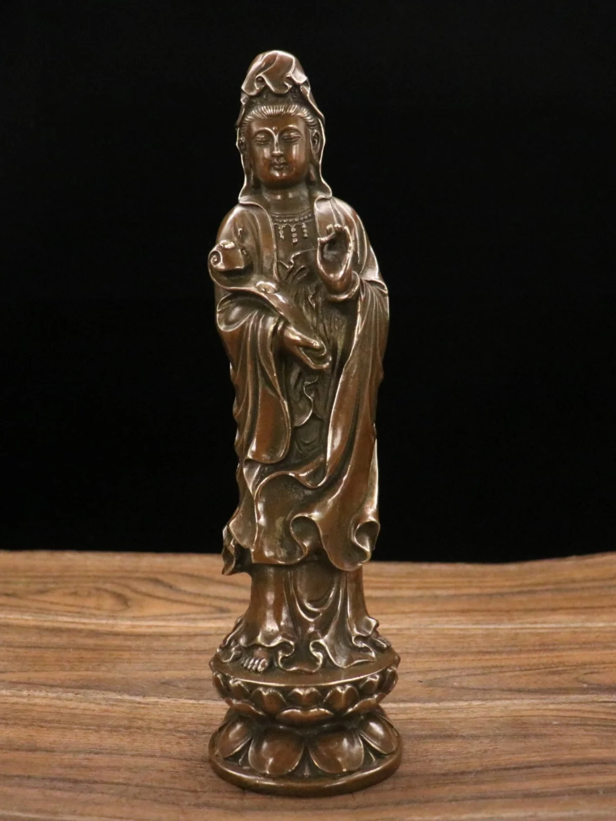 Antique bronze standing Guanyin bronze statue home office living room desktop retro ornaments
Antique bronze standing Guanyin bronze statue home office living room desktop retro ornaments