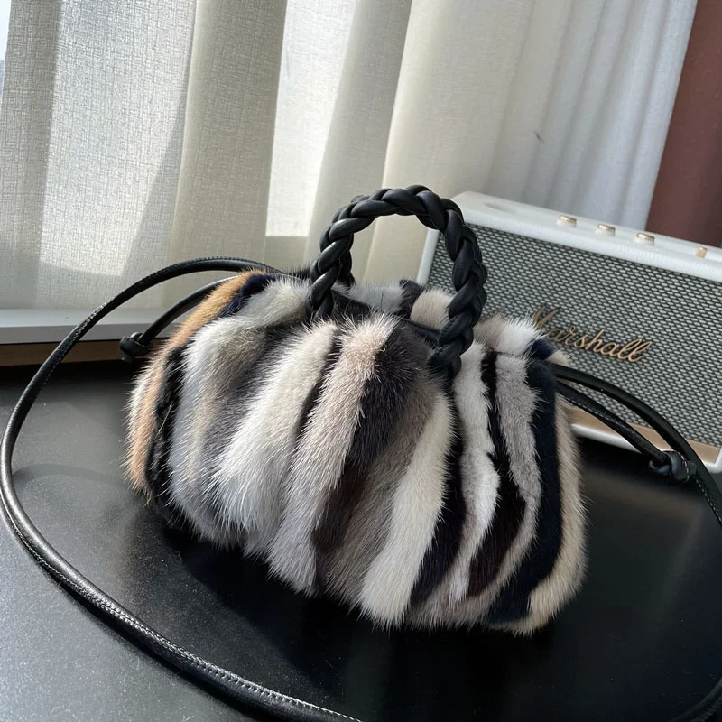 High Quality Ladies Handbag Summer New Product 100% Mink Hair Fashion Trend Shoulder Bag Large Capacity High Glamour Leather Bag
High Quality Ladies Handbag Summer New Product 100% Mink Hair Fashion Trend Shoulder Bag Large Capacity High Glamour Leather Bag