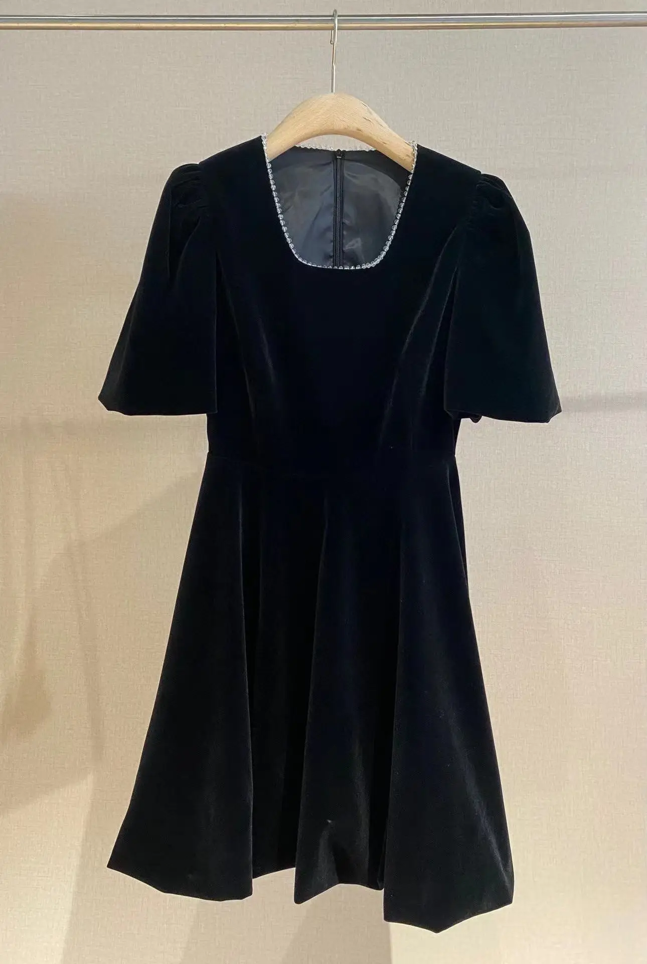 Fyion 2022 Fashion Runway Short Sleeve Dress Women Velvet Dress Black Beading Elegant Vintage Sexy Mini Dresses
Fyion 2022 Fashion Runway Short Sleeve Dress Women Velvet Dress Black Beading Elegant Vintage Sexy Mini Dresses