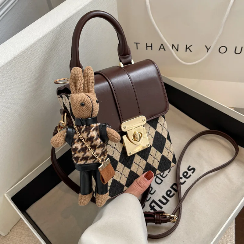 Korean Lingge Plaid Box Bags Moblie Phone Bag with Small Bear Pendant Leisure Purses and Handbags Women's Shoulder Crossobdy Bag
Korean Lingge Plaid Box Bags Moblie Phone Bag with Small Bear Pendant Leisure Purses and Handbags Women's Shoulder Crossobdy Bag