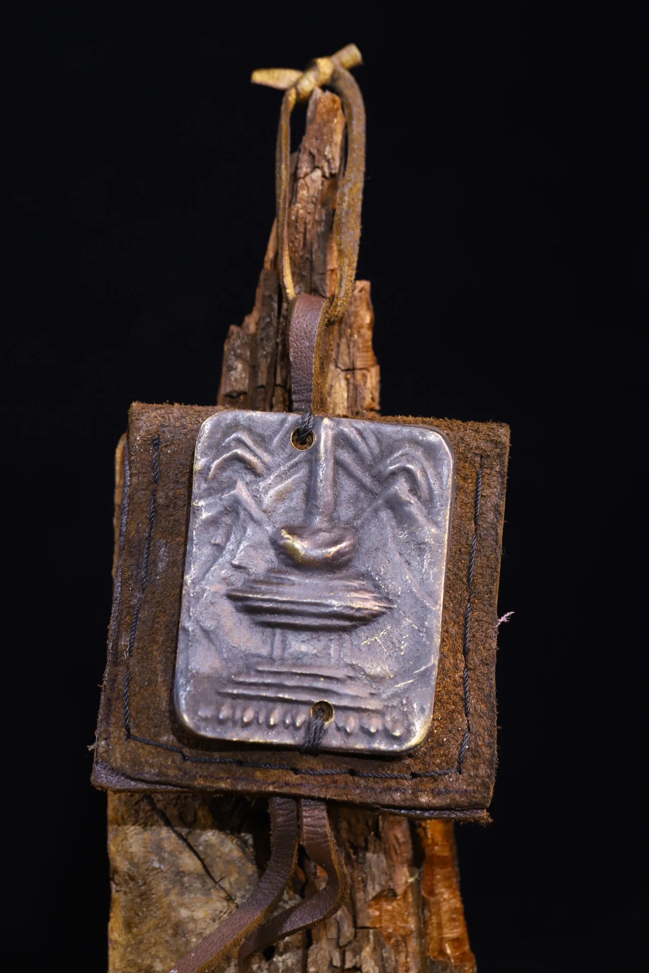 4"Tibetan Temple Collection Old Natural cowhide Bronze Cinnabar stupas Buddhist pagoda Amulet Buddha Card Town House
4"Tibetan Temple Collection Old Natural cowhide Bronze Cinnabar stupas Buddhist pagoda Amulet Buddha Card Town House