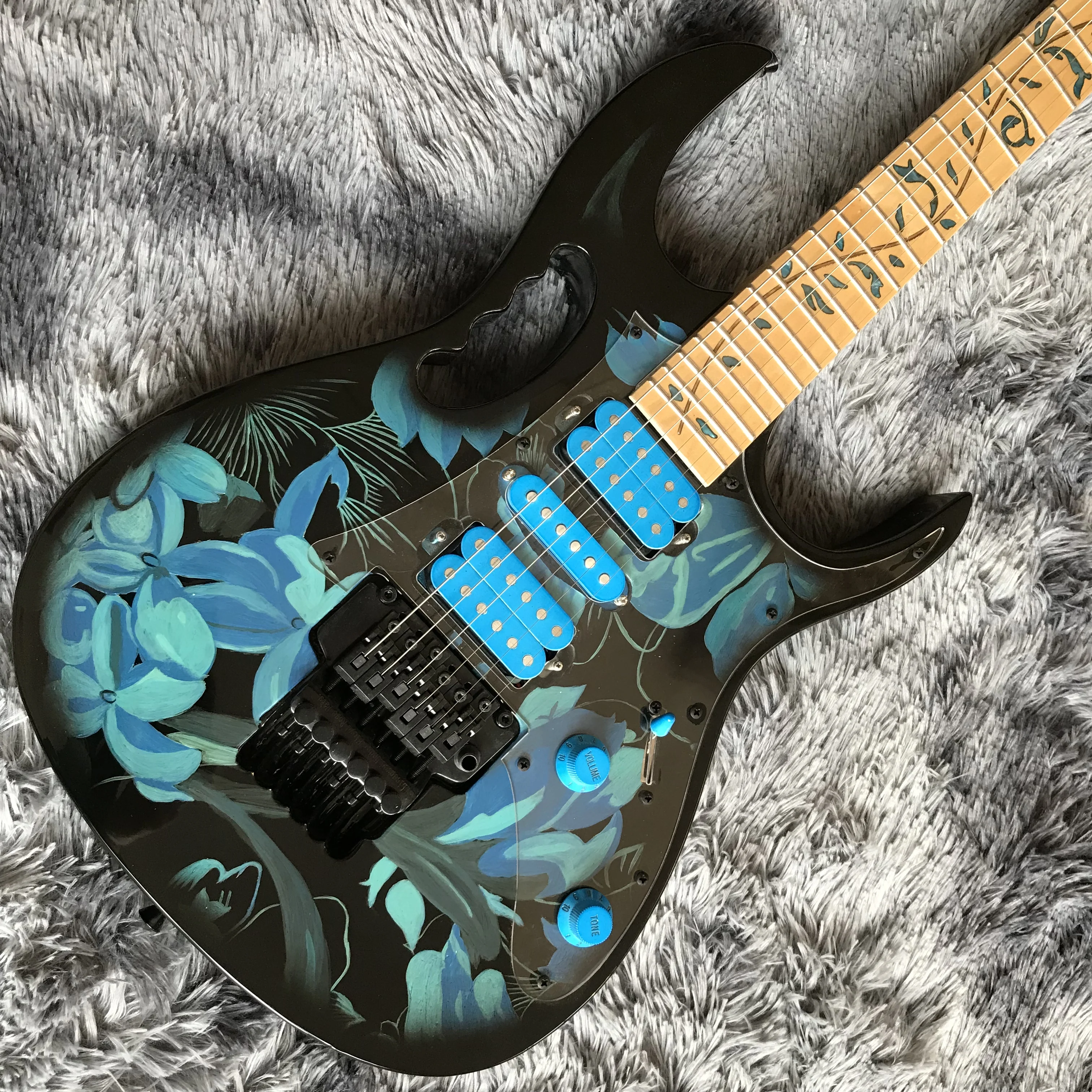 Free shipping,Black, blue color painting, special-shaped, electric guitar,2022 new pop, high-end custom,fashion
Free shipping,Black, blue color painting, special-shaped, electric guitar,2022 new pop, high-end custom,fashion