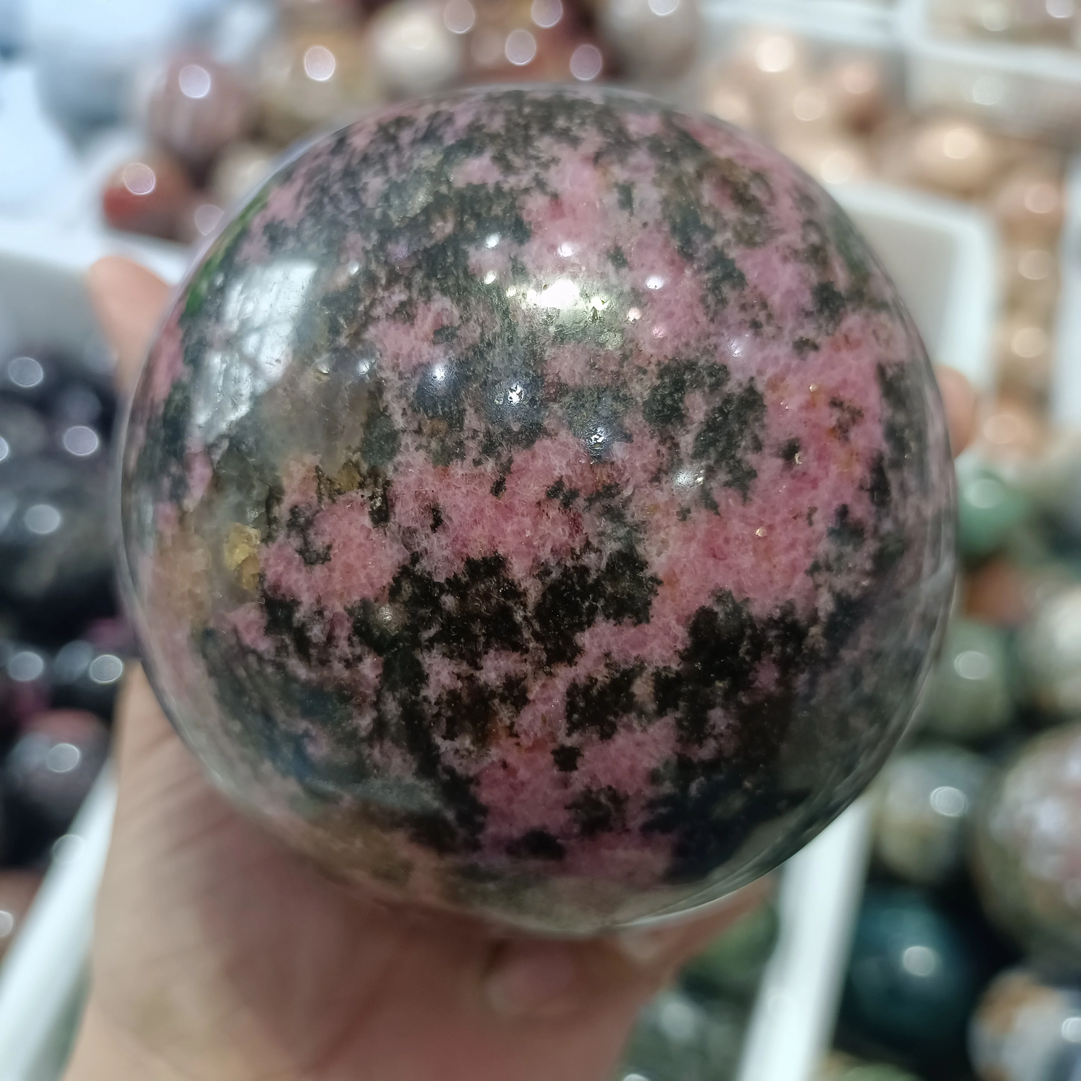 Natural Pink Rosestone Ball Hand Polished Crystal Energy Ore Home Office Decoration Craft Gifts Mineral Spirit Healing
Natural Pink Rosestone Ball Hand Polished Crystal Energy Ore Home Office Decoration Craft Gifts Mineral Spirit Healing
