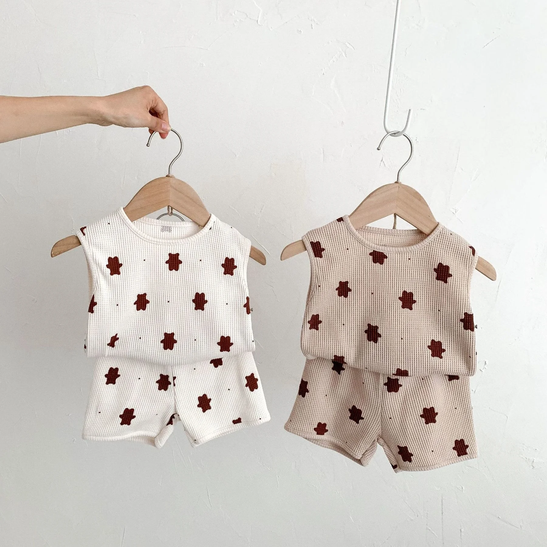 2pcs Summer Baby Clothing Set Cute Cartoon Bear Printing Sleeveless Kids Tops + Shorts Waffle Cotton Baby Boy Clothing Suit
2pcs Summer Baby Clothing Set Cute Cartoon Bear Printing Sleeveless Kids Tops + Shorts Waffle Cotton Baby Boy Clothing Suit