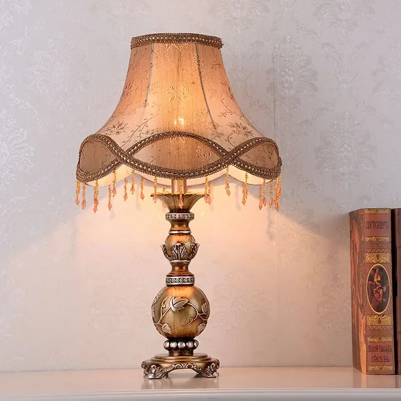 European Retro Table Lamp Bedroom American Fabric Table Lamp Wedding Room Living Room Antique Decoration Bedside Table Lamp
European Retro Table Lamp Bedroom American Fabric Table Lamp Wedding Room Living Room Antique Decoration Bedside Table Lamp