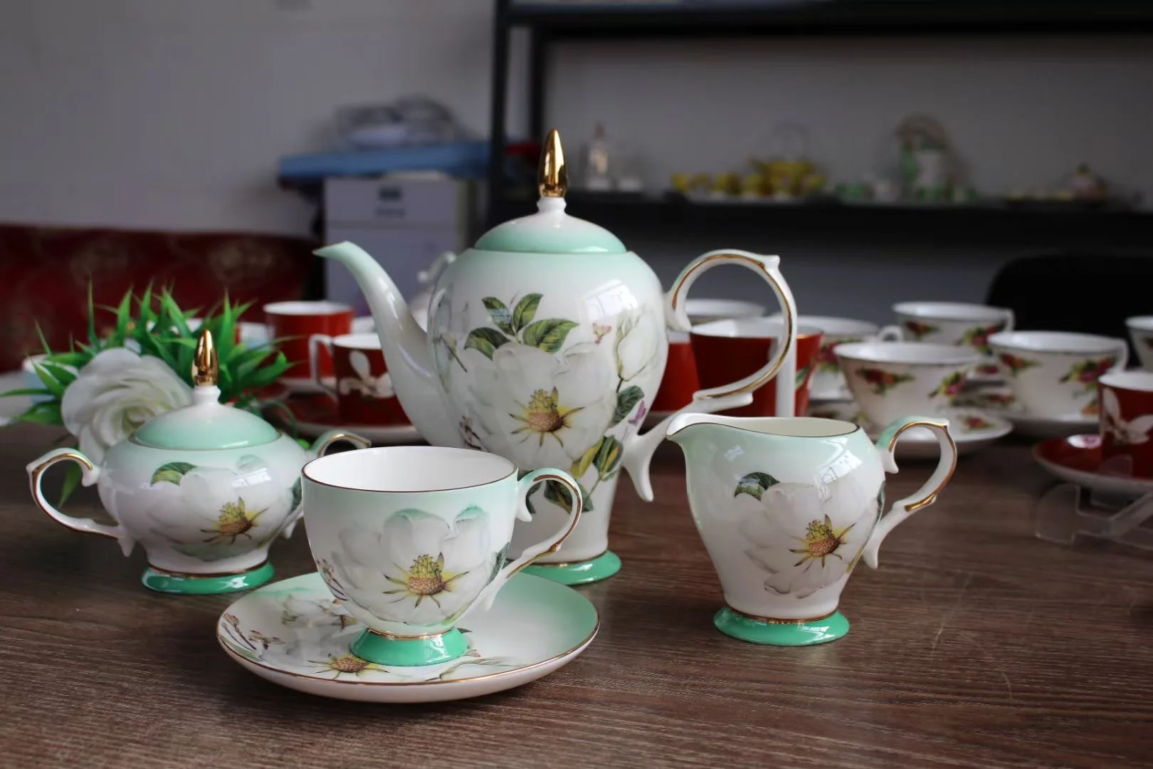Ceramic coffee cup set Bone China European simple Phnom Penh coffee cup with shelf cup saucer afternoon tea tea set
Ceramic coffee cup set Bone China European simple Phnom Penh coffee cup with shelf cup saucer afternoon tea tea set