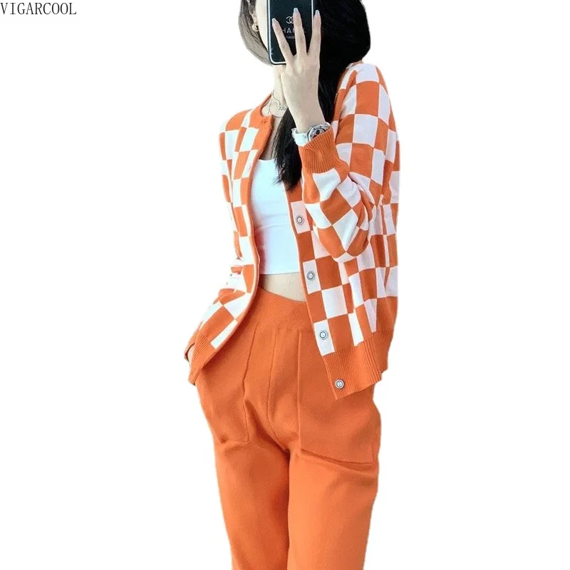 2023 New Early Spring Celebrity Style Set Checkerboard Checker Sweater Women's Knitted Cardigan Fashion Casual Two Piece Set
2023 New Early Spring Celebrity Style Set Checkerboard Checker Sweater Women's Knitted Cardigan Fashion Casual Two Piece Set