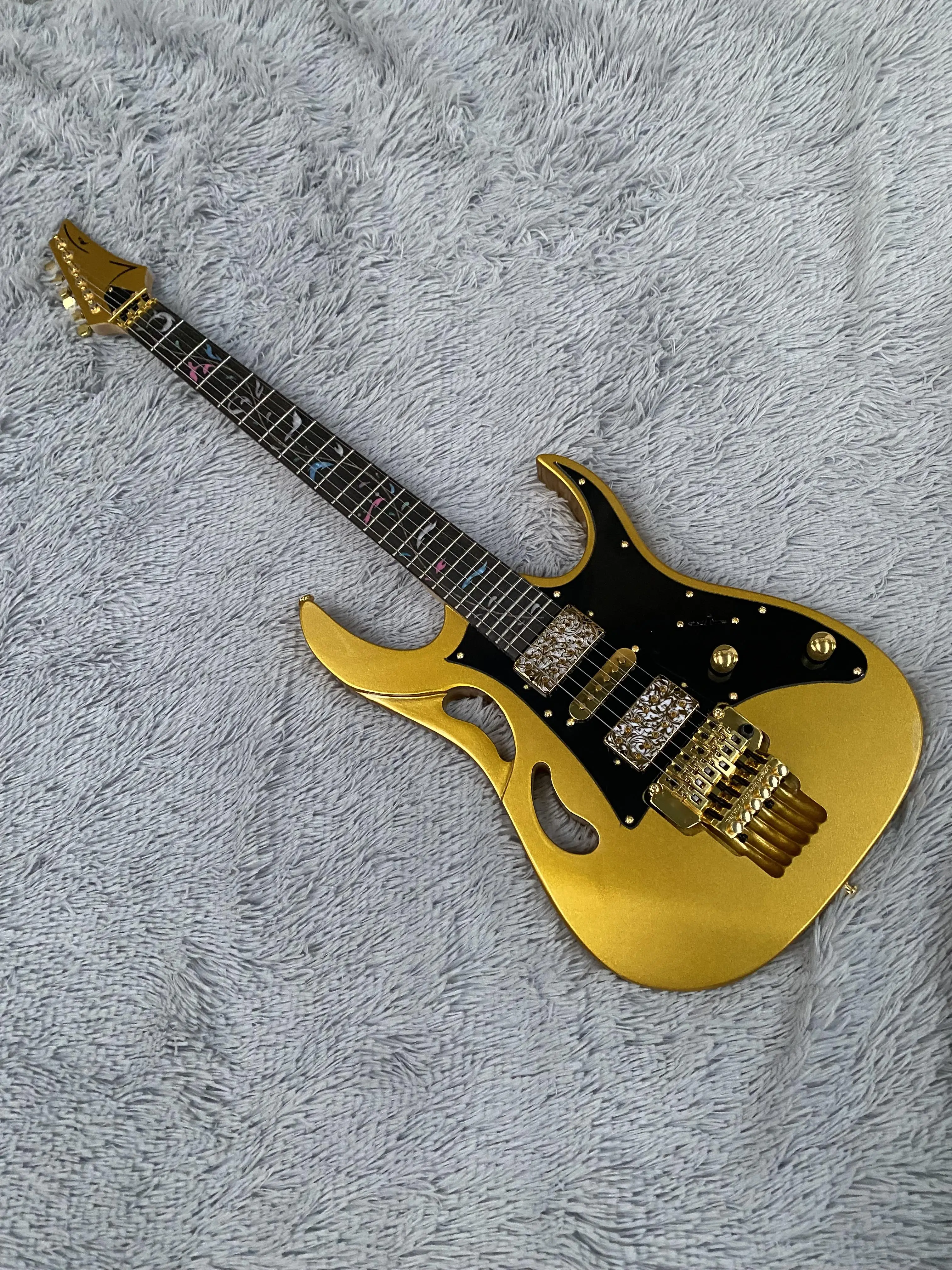High quality electric guitar, gold lacquer, pickup carved design, fretboard rose inlay, free shipping in stock
High quality electric guitar, gold lacquer, pickup carved design, fretboard rose inlay, free shipping in stock