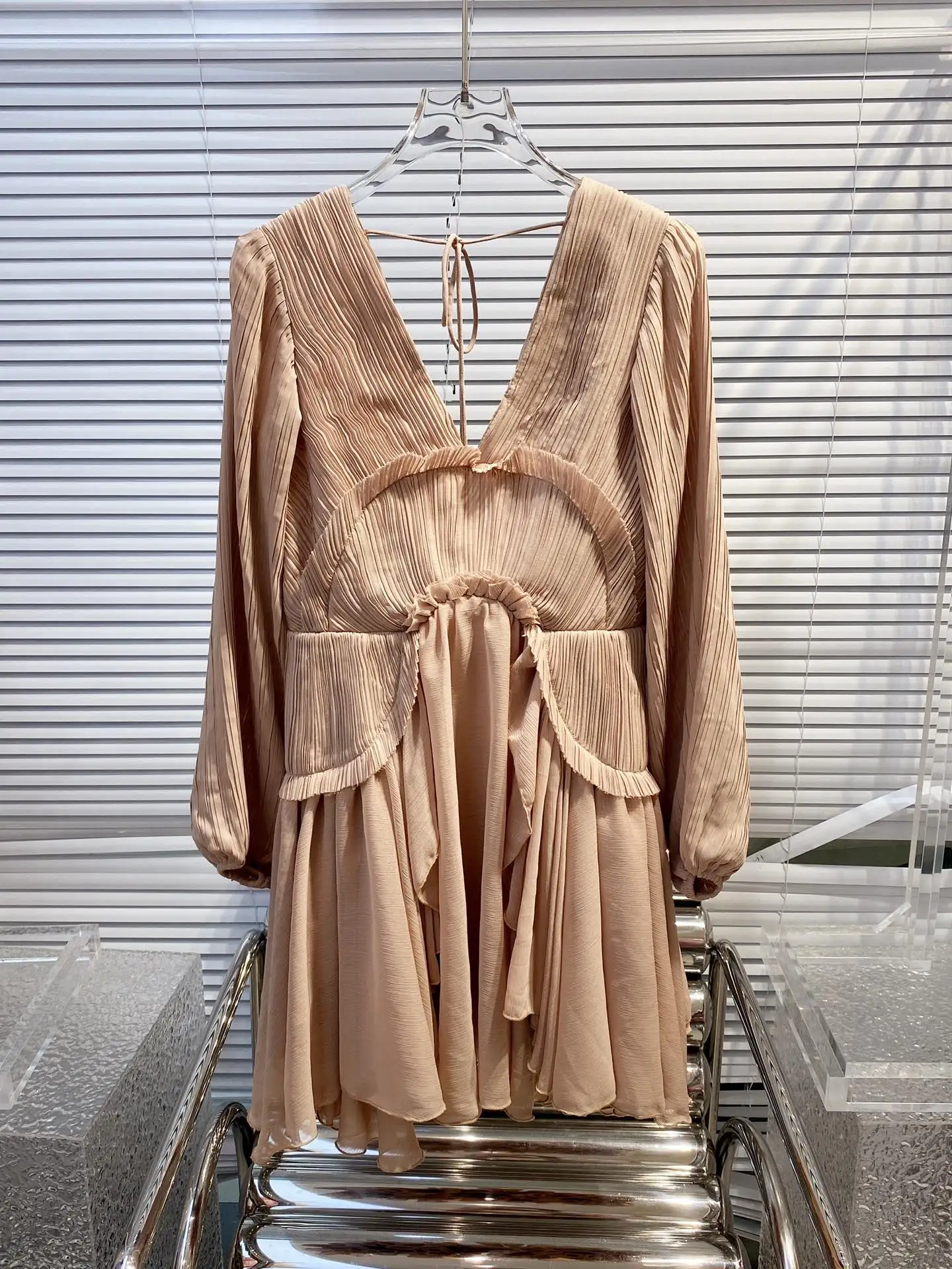Dress V-neck design high quality fashion temperament slimming exquisite elegance 2023 autumn women's new hot
Dress V-neck design high quality fashion temperament slimming exquisite elegance 2023 autumn women's new hot