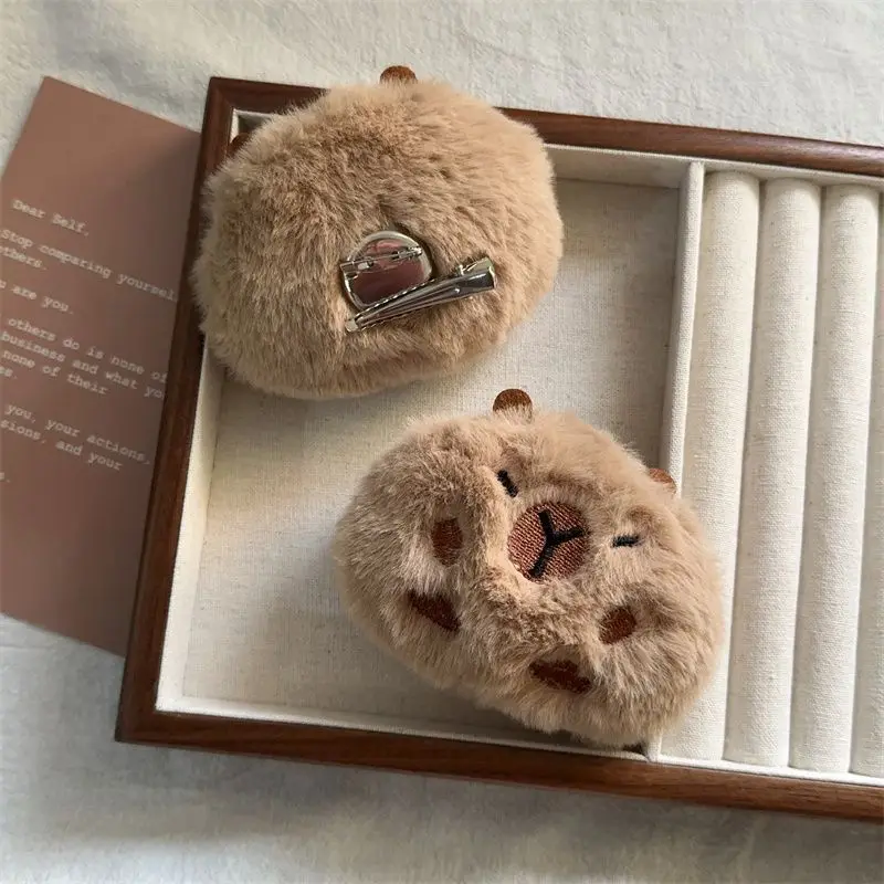 Kawaii Capybara Brooch Hair Clip Dual-Purpose Large Water Guinea Pig Cute Cartoon Duckbill Clip Hair Accessories Headdress
Kawaii Capybara Brooch Hair Clip Dual-Purpose Large Water Guinea Pig Cute Cartoon Duckbill Clip Hair Accessories Headdress