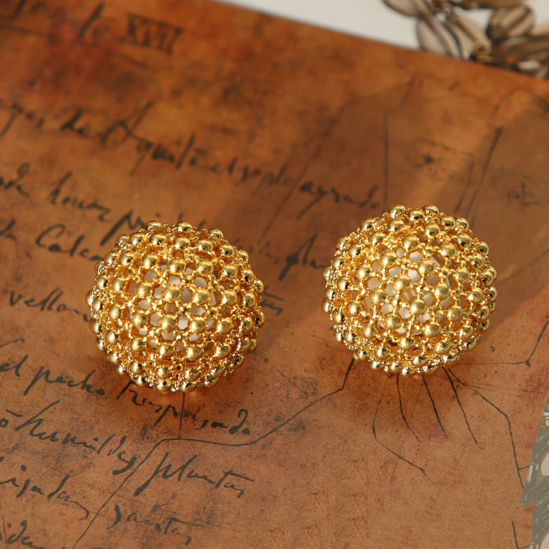 Vintage Half Ball Cutout Stud Earrings For Women Jewelry Runway Party T Show Fancy Trendy Boho INS Japan
Vintage Half Ball Cutout Stud Earrings For Women Jewelry Runway Party T Show Fancy Trendy Boho INS Japan