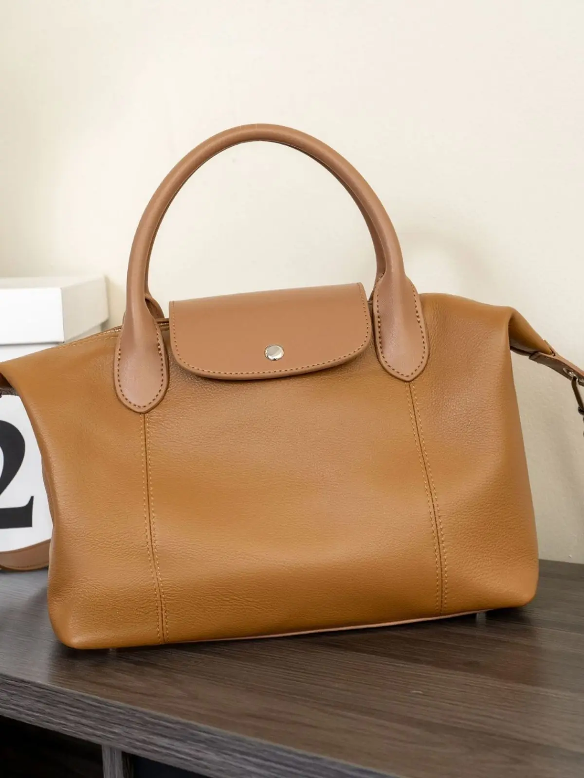 Head layer cowhide bag for women with a high-end feel 2023 new handbag genuine leather fashionable women's diagonal cross pillow
Head layer cowhide bag for women with a high-end feel 2023 new handbag genuine leather fashionable women's diagonal cross pillow