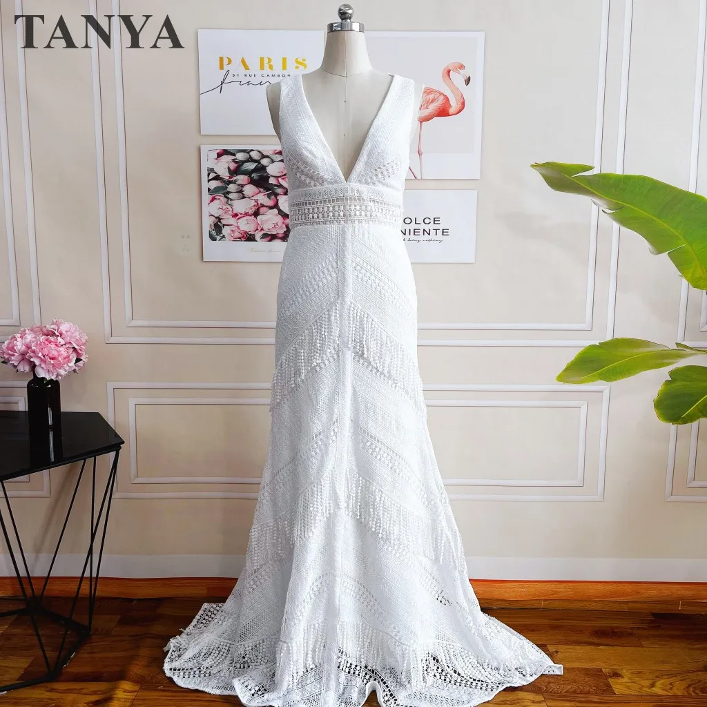 Geometric Lace Tassel Fishtail Wedding Dress V Neck Sleeveless Open Back With Buttons Elegant Long Bridal Gown 
Geometric Lace Tassel Fishtail Wedding Dress V Neck Sleeveless Open Back With Buttons Elegant Long Bridal Gown