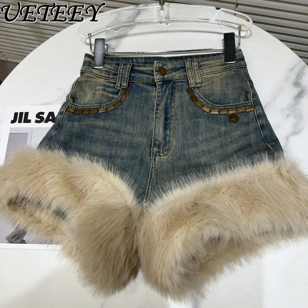 2023 Autumn Winter New Metal Sheet Pocket Big Fur Frayed Shorts Women's High Street Hot Girl Denim Shorts Female Hot Pants 
2023 Autumn Winter New Metal Sheet Pocket Big Fur Frayed Shorts Women's High Street Hot Girl Denim Shorts Female Hot Pants