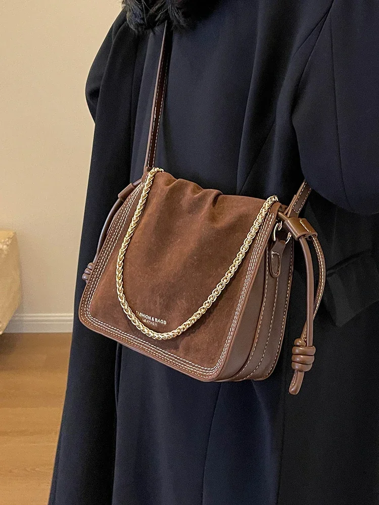 Chains Crossbody Bags for Women Autumn Winter Vintage Designer Faux Suede Bucket Bags Korean Fashion Lady Commute Handbags
Chains Crossbody Bags for Women Autumn Winter Vintage Designer Faux Suede Bucket Bags Korean Fashion Lady Commute Handbags